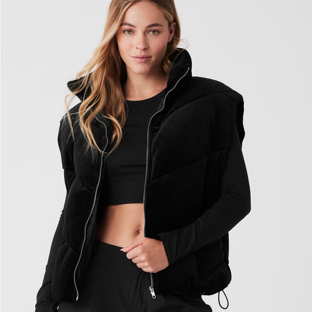 Alo Yoga Ribbed Velour Mountain Side Puffer Vest in Black size M